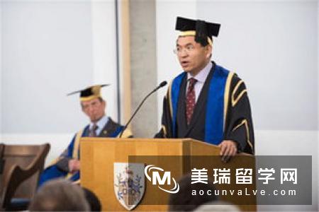 2018英国萨里大学本科学费是多少？