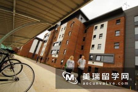 英国白金汉大学